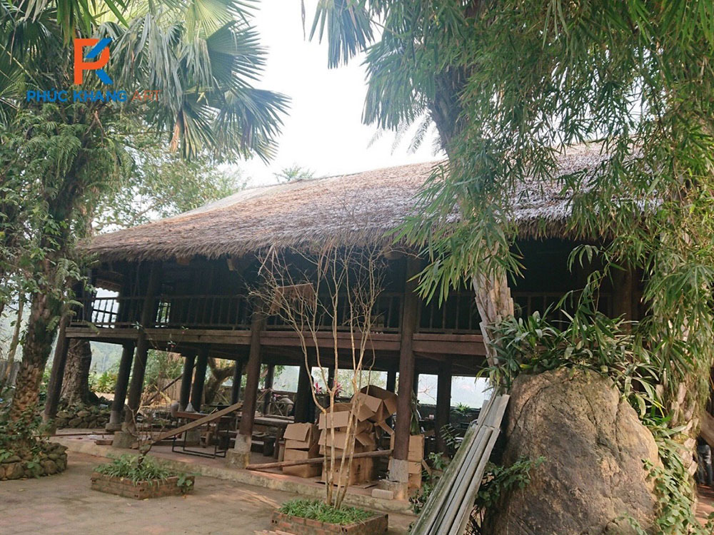  thi công phần mái của nhà sàn sử dụng tranh nhân tạo để lợp mái nhà sàn